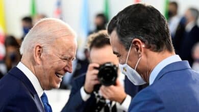 Sánchez consigue conversar brevemente con Biden en la reunión del G20