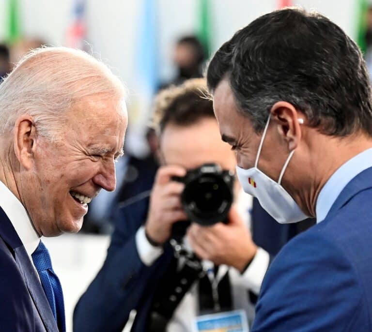 Sánchez consigue conversar brevemente con Biden en la reunión del G20
