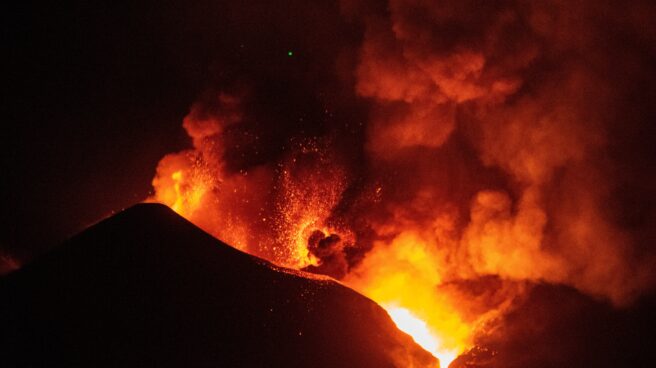 El volcán de La Palma continúa su actividad emitiendo lava que han formado nuevas coladas afectando a nuevas zonas a su paso