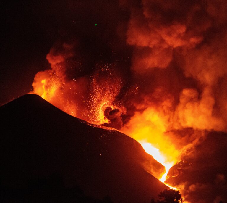 El volcán de La Palma no da tregua y emerge otra boca al sur del cono principal
