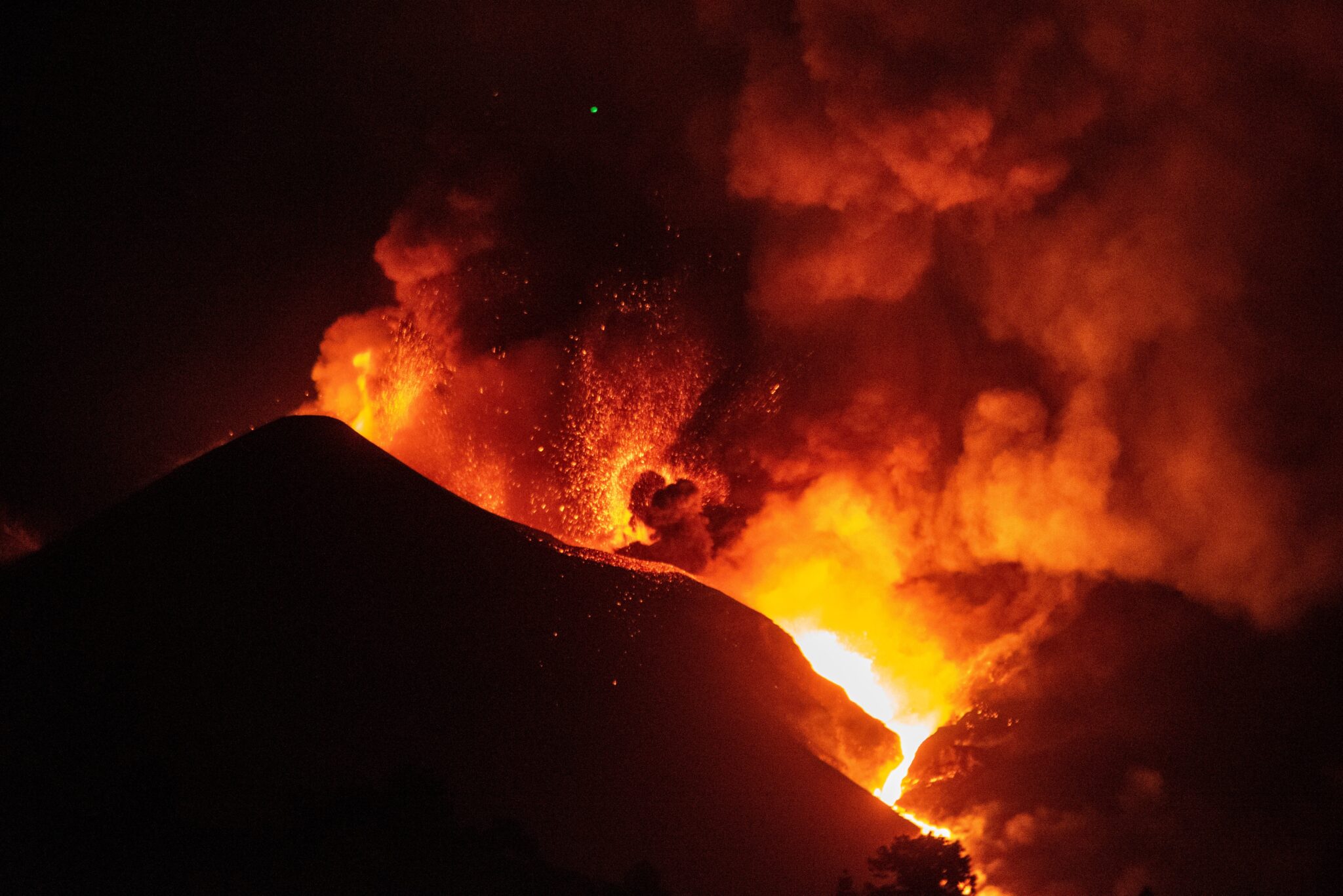 El volcán de La Palma continúa su actividad emitiendo lava que han formado nuevas coladas afectando a nuevas zonas a su paso