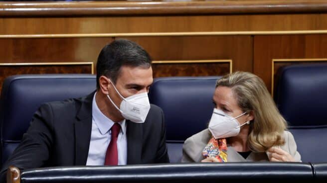 Sánchez y Calviño, en la sesión de control. Sánchez y Calviño, en la sesión de control.