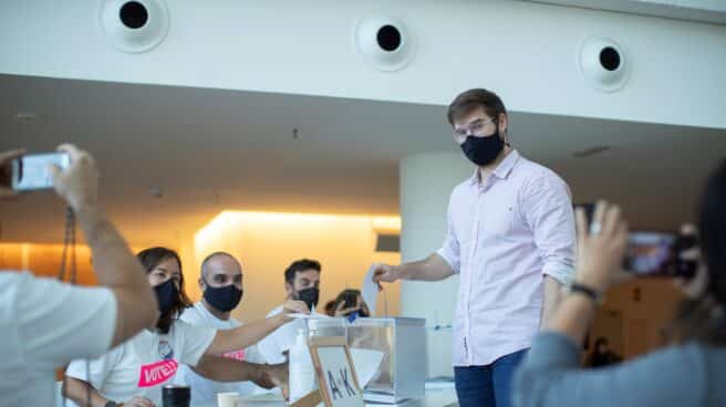 Desigual aprueba la jornada laboral de 4 días con más del 80% de los votos a favor y una reducción salarial del 6,5% Votación de trabajadores de Desigual para la reducción de la semana laboral.