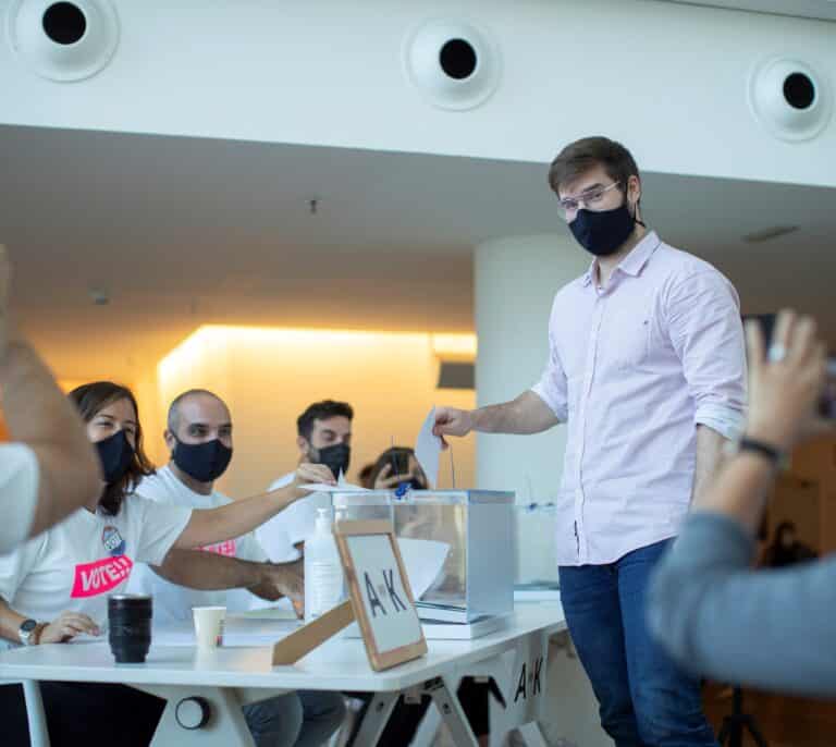 Desigual aprueba la jornada laboral de cuatro días con una reducción salarial del 6,5 %