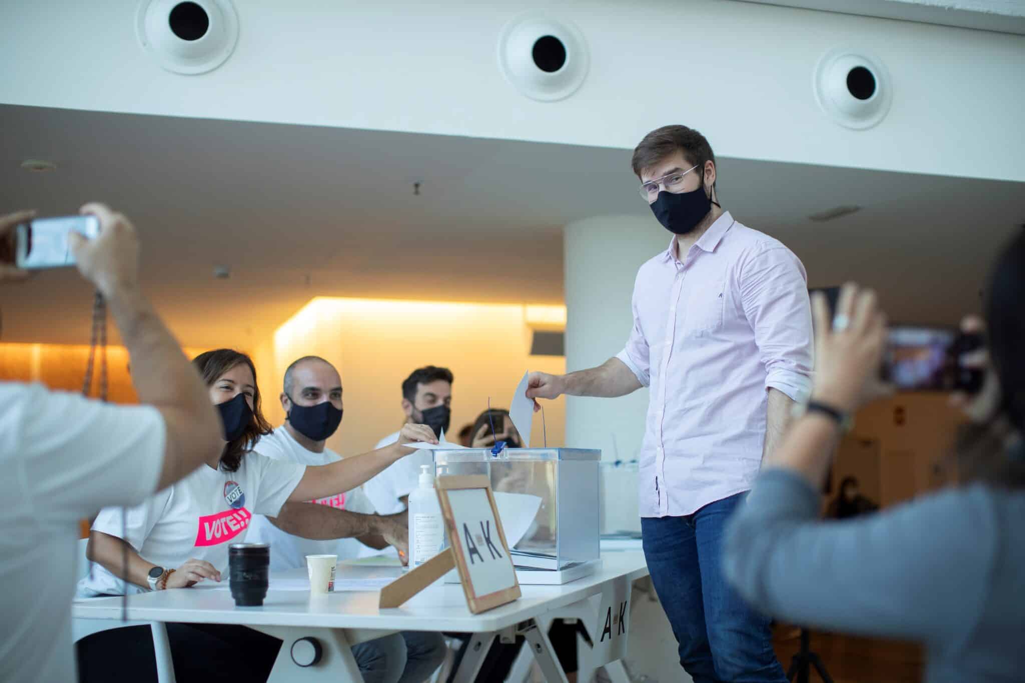 Votación de trabajadores de Desigual para la reducción de la semana laboral.