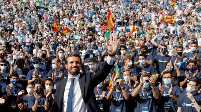 El presidente del PP, Pablo Casado, saluda a los militantes a su llegada a la Plaza de Toros de Valencia.