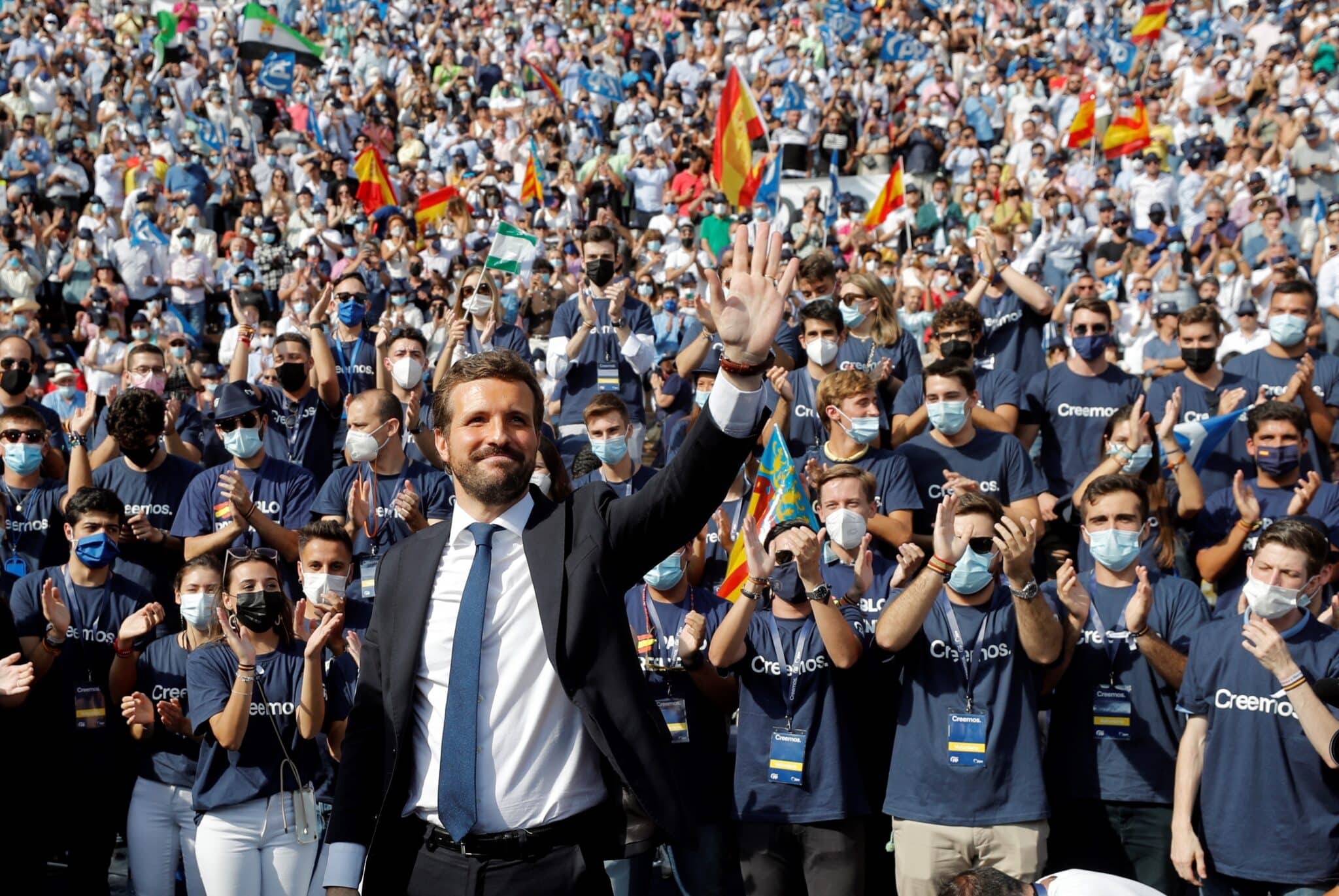 El presidente del PP, Pablo Casado, saluda a los militantes a su llegada a la Plaza de Toros de Valencia.