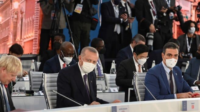 El presidente español, Pedro Sánchez (d), junto a su homólogo turco, Recep Tayyip Erdogan (c), y al británico, Boris Johnson, durante la cumbre de líderes de G20