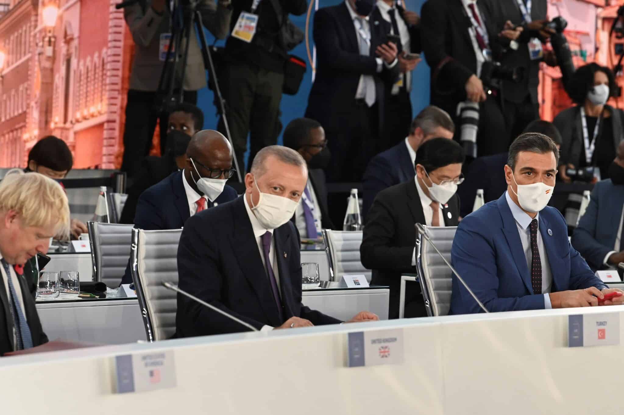 El presidente español, Pedro Sánchez (d), junto a su homólogo turco, Recep Tayyip Erdogan (c), y al británico, Boris Johnson, durante la cumbre de líderes de G20