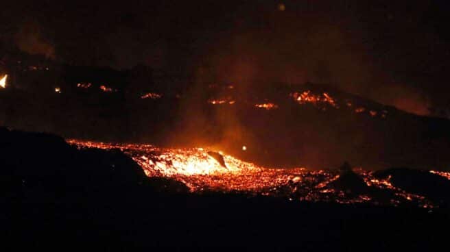 La colada de lava del volcán de La Palma ha incrementado su actividad tras el derrumbe del flanco norte del cono.