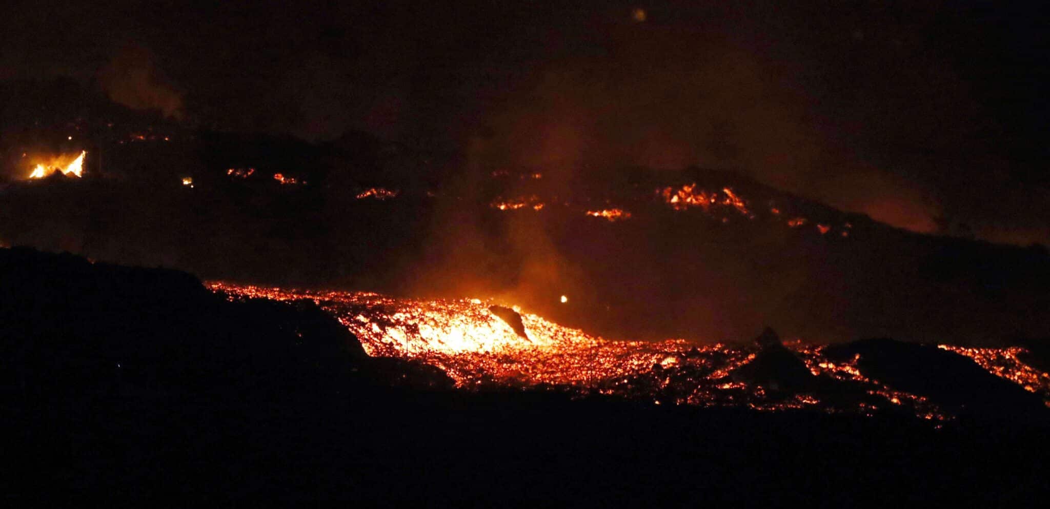 La colada de lava del volcán de La Palma ha incrementado su actividad tras el derrumbe del flanco norte del cono.