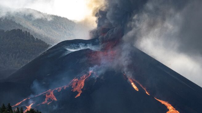 Momento en el que una nueva boca se ha abierto en la parte inferior del cono secundario del volcán de La Palma, de la que sale abundante lava