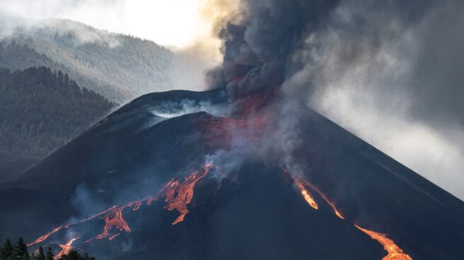 Volcán Cumbre Vieja La Palma Momento en el que una nueva boca se ha abierto en la parte inferior del cono secundario del volcán de La Palma, de la que sale abundante lava