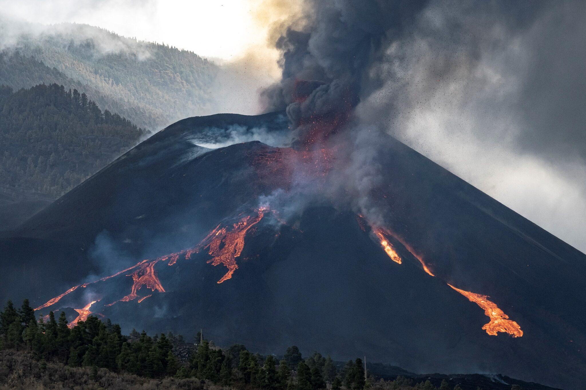 Momento en el que una nueva boca se ha abierto en la parte inferior del cono secundario del volcán de La Palma, de la que sale abundante lava