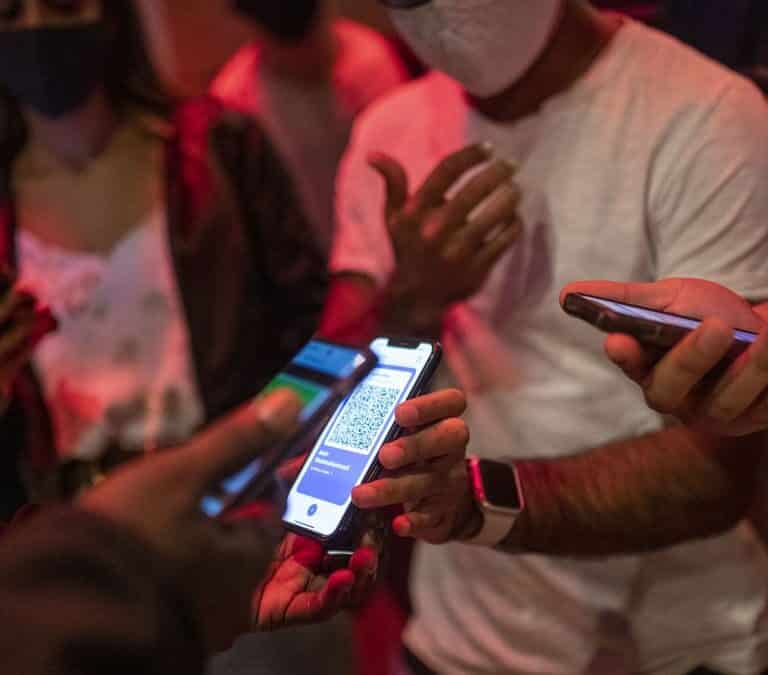 La incidencia y los hospitalizados siguen bajando tras el fin de semana y pese al fin de las restricciones