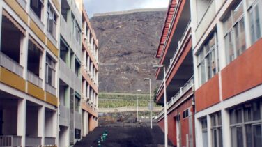 Una de las coladas a 86 metros del mar, y otra destruye nuevas edificaciones