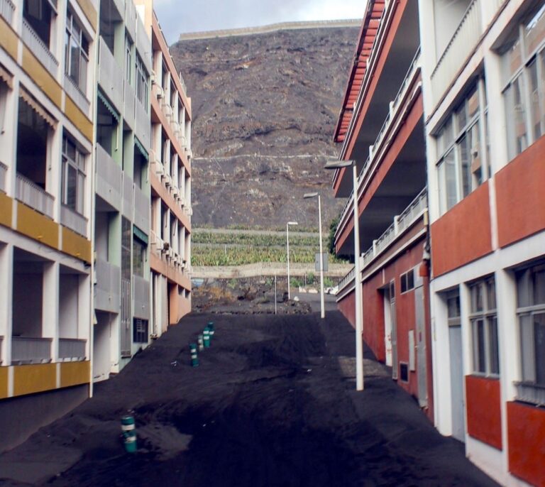 Una de las coladas a 86 metros del mar, y otra destruye nuevas edificaciones