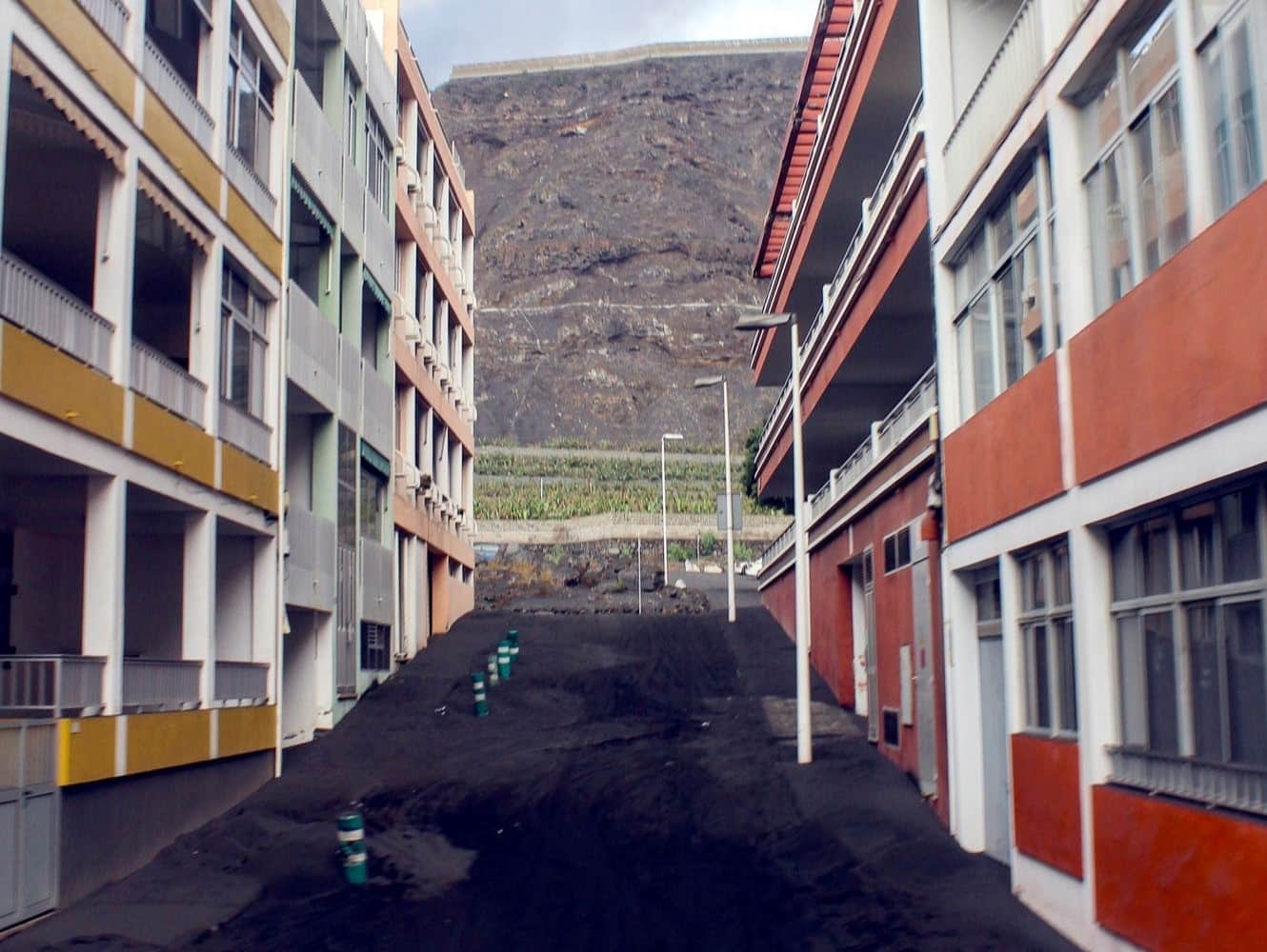 El volcán de Cumbre Vieja, en la isla de La Palma, continúa con su actividad eruptiva después de 39 días, y sus cenizas cubren todo a su paso depositando espesas capas de polvo y pequeñas piedras en calles, casas y cultivos.