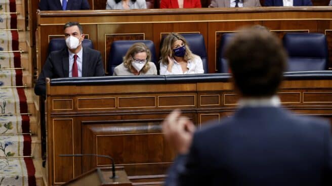 Casado se dirige a Sánchez en la sesión de control al Gobierno.