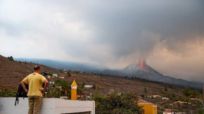 Volcán Cumbre Vieja, La Palma El volcán de Cumbre Vieja en La Palma continúa con su actividad eruptiva después de 40 días de actividad ininterrumpida.