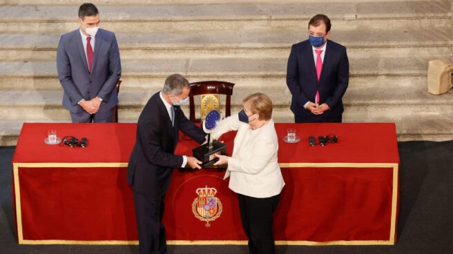 Merkel recibe el Premio Carlos V de manos del Rey.