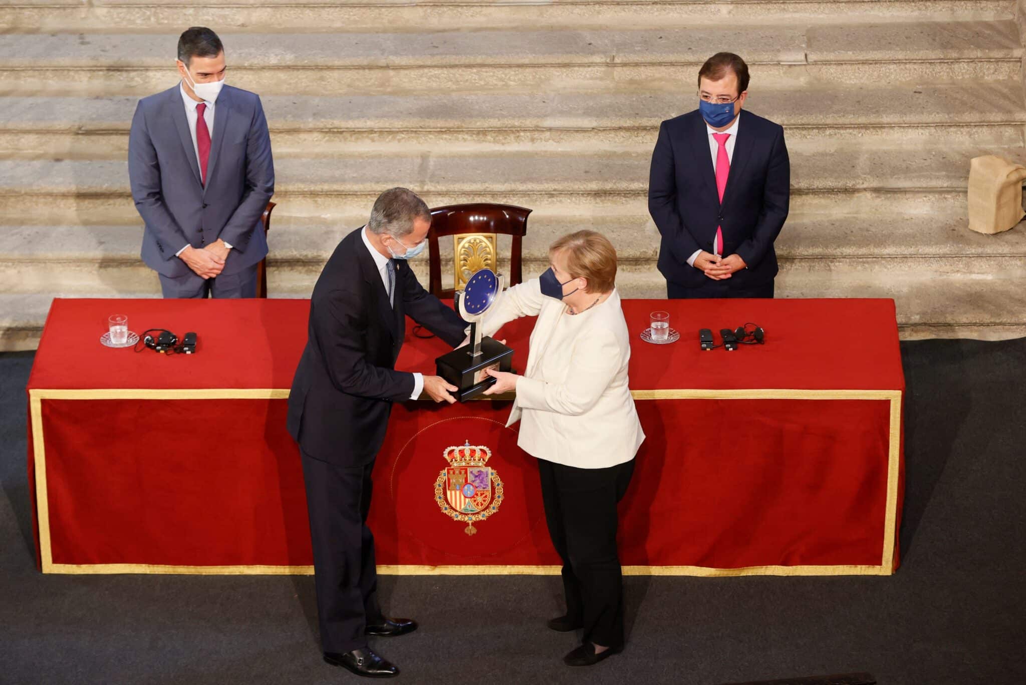Merkel recibe el Premio Carlos V de manos del Rey.