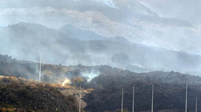 Las autoridades han ordenado el confinamiento de casi 3.000 personas que residen en las zonas más próximas al polígono industrial del Callejón de la Gata, en Los Llanos de Aridane (La Palma), al entrar en combustión una fábrica de cementos al contacto con la colada de lava, lo que está provocando emisión de gases. En la imagen, la zona industrial arrasada este lunes por la colada de lava.