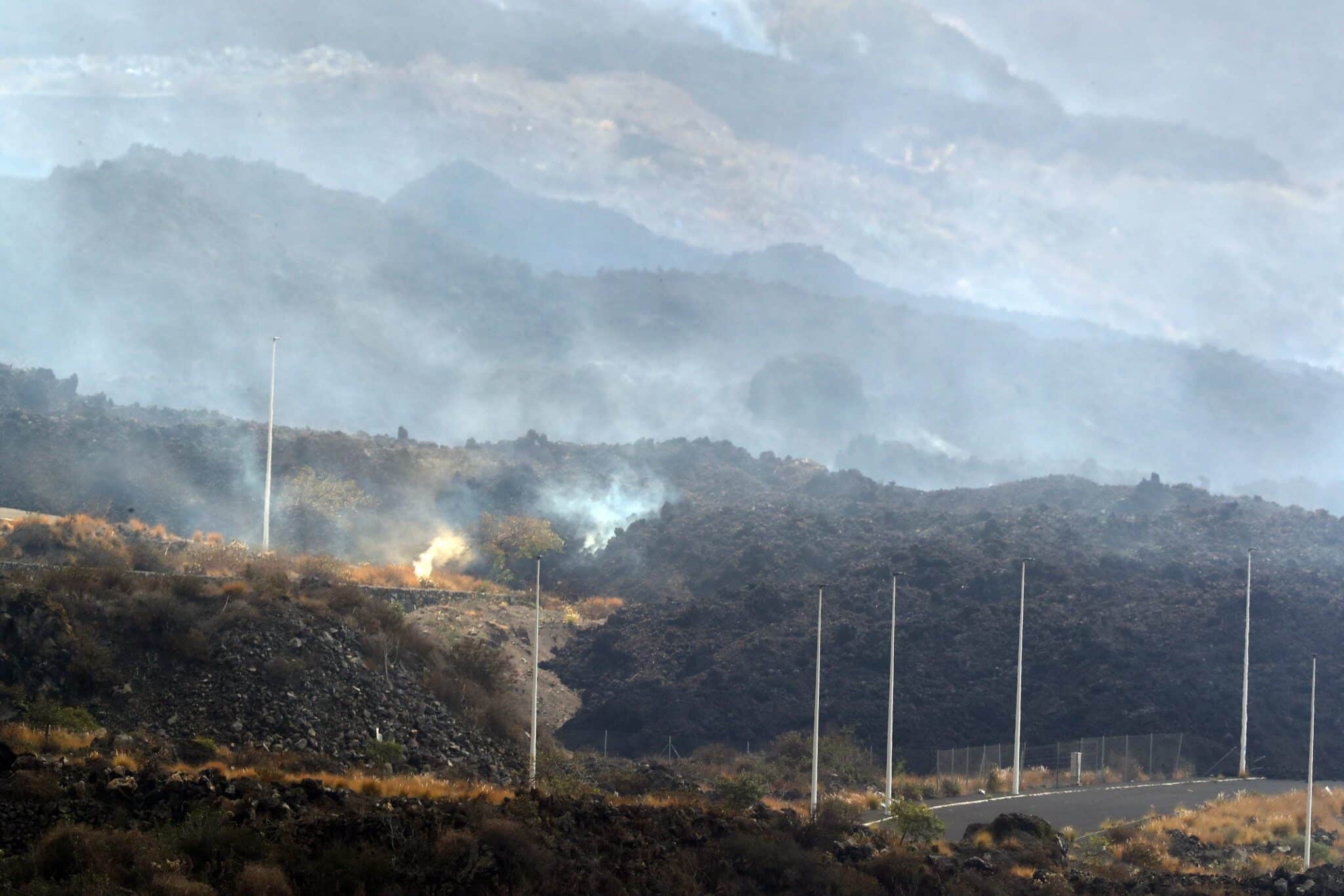 Las autoridades han ordenado el confinamiento de casi 3.000 personas que residen en las zonas más próximas al polígono industrial del Callejón de la Gata, en Los Llanos de Aridane (La Palma), al entrar en combustión una fábrica de cementos al contacto con la colada de lava, lo que está provocando emisión de gases. En la imagen, la zona industrial arrasada este lunes por la colada de lava.