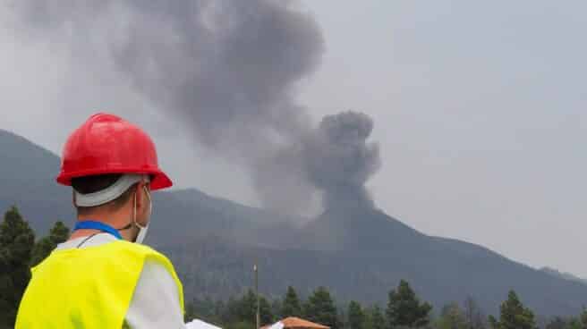 El trabajo que científicos e investigadores está resultando clave en la gestión de la crisis del volcán de Cumbre Vieja. En la foto, un científico de una de las Universidades de Castilla-La Mancha recoge información sobre el terreno del cráter del volcán de La Palma.