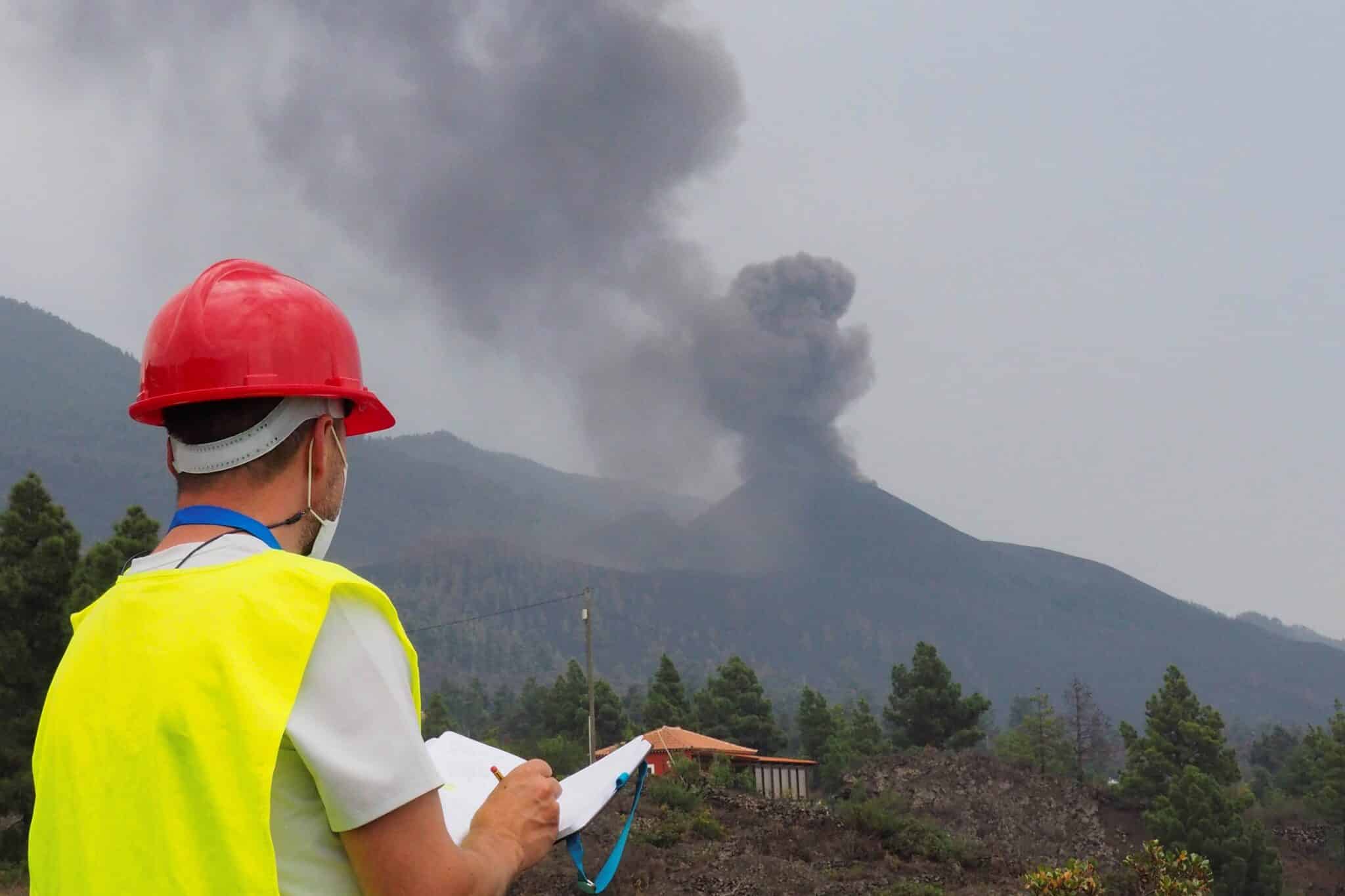 El trabajo que científicos e investigadores está resultando clave en la gestión de la crisis del volcán de Cumbre Vieja. En la foto, un científico de una de las Universidades de Castilla-La Mancha recoge información sobre el terreno del cráter del volcán de La Palma.