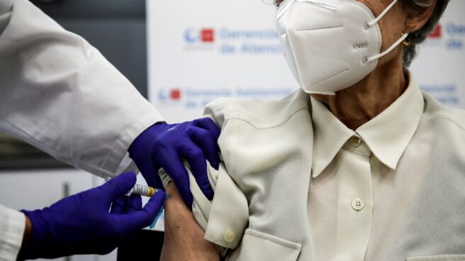Una mujer se vacuna de la gripe y la covid-19 en Madrid.