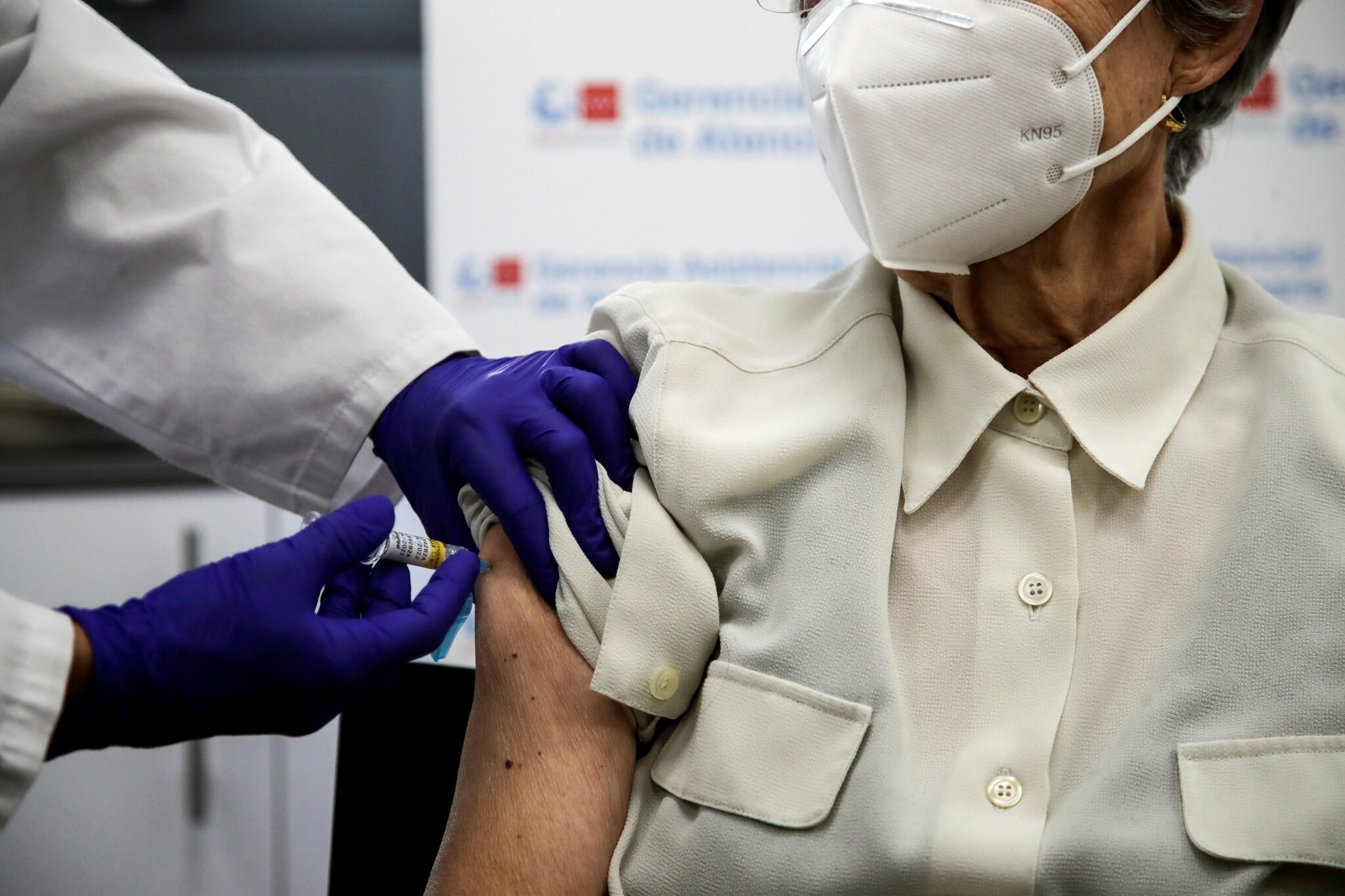 Una mujer se vacuna de la gripe y la covid-19 en Madrid.