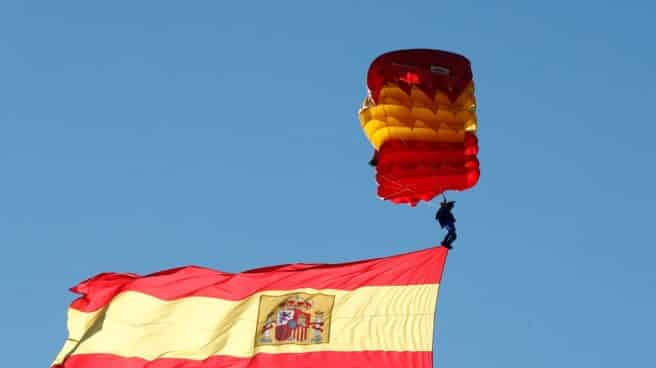 dia-hispanidad-paracaidista mujer-paracaidista-hispanidad