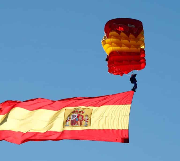 Hispanidad: la primera mujer paracaidista en desplegar la bandera