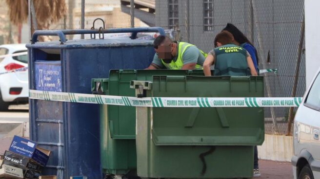 Guardia Civil buscando en los contenedores de Torrevieja