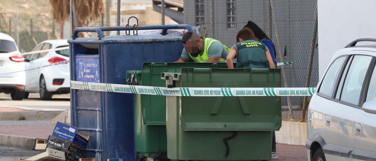 Guardia Civil buscando en los contenedores de Torrevieja