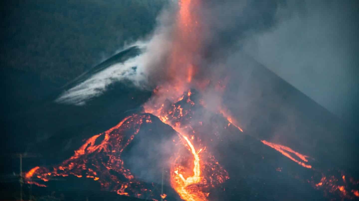 Colada de lava por el cono secundario del volcán de Cumbre Vieja (La Palma).