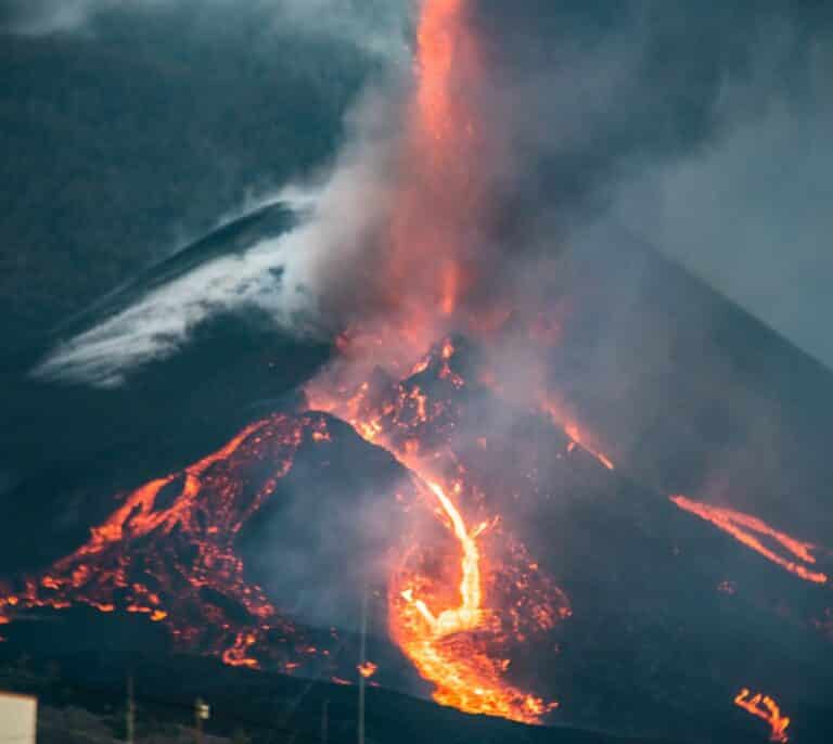 Un cable de fibra óptica convertido en 400 sismógrafos toma el pulso al volcán de la Palma