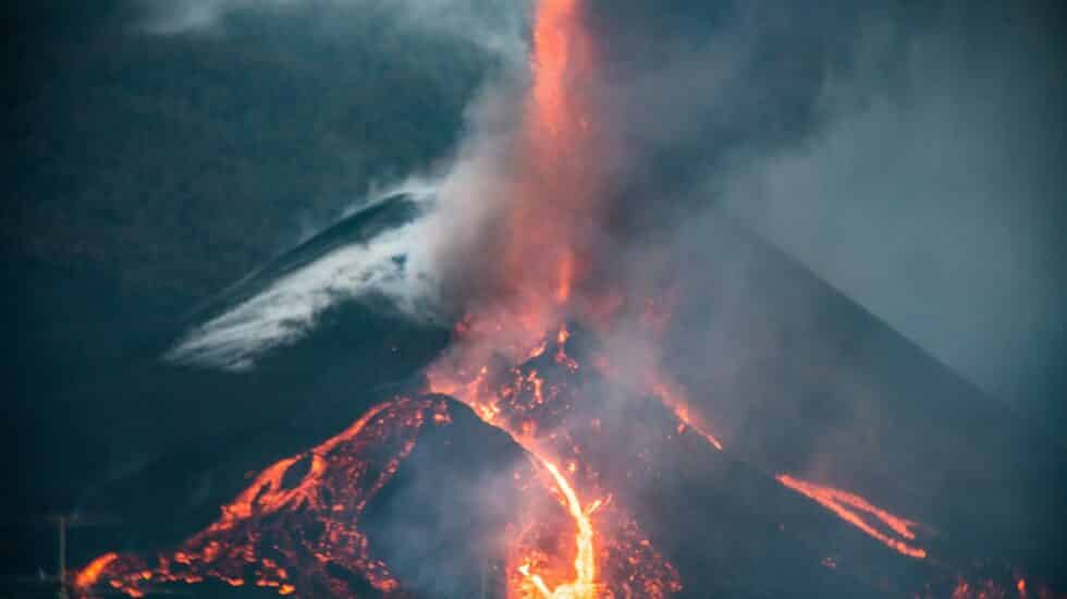 Colada de lava por el cono secundario del volcán de Cumbre Vieja (La Palma).