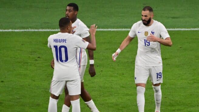 Benzema y Mbappé celebran un gol de Francia frente a España