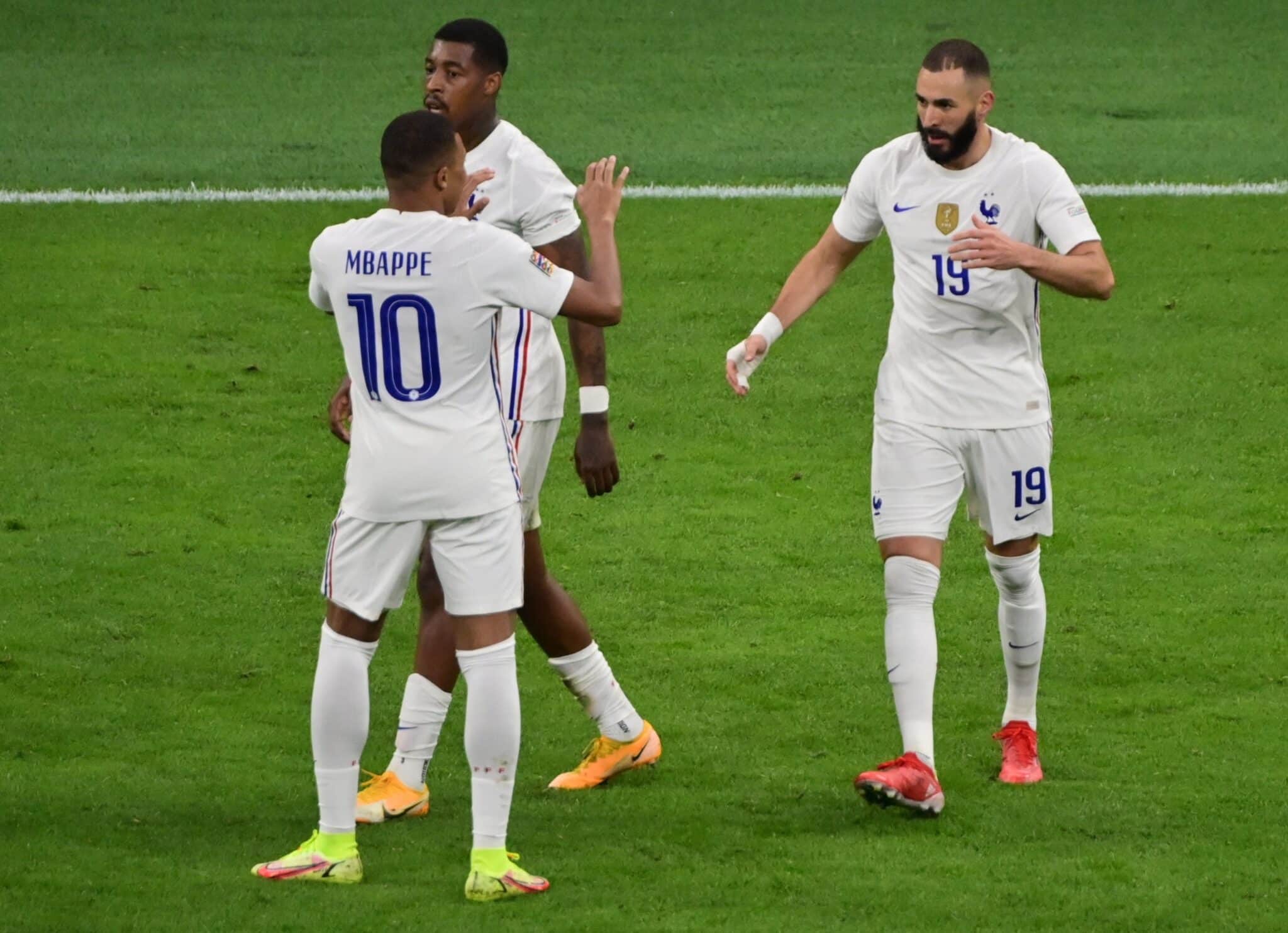 Benzema y Mbappé celebran un gol de Francia frente a España