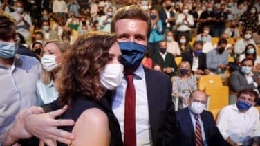 Ayuso y Casado (no) se besan tras el sombrero