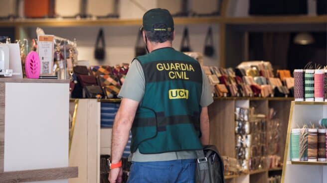Un agente de la UCO, durante un registro a uno de los establecimientos del polígono industrial de Cobo Calleja, en Madrid.