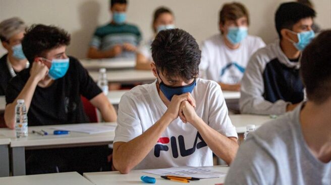 Alumnos con mascarilla Alumnos con mascarilla en el aula