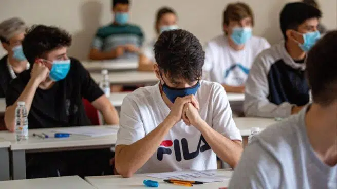 Vox pedirá en el Parlamento eliminar uso de mascarillas en zonas exteriores de colegios y aulas bien ventiladas