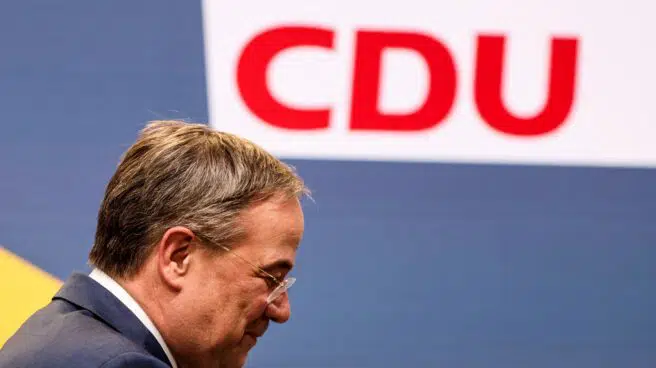 El 'delfín' de Merkel anuncia su retirada a plazos en plena crisis de la CDU