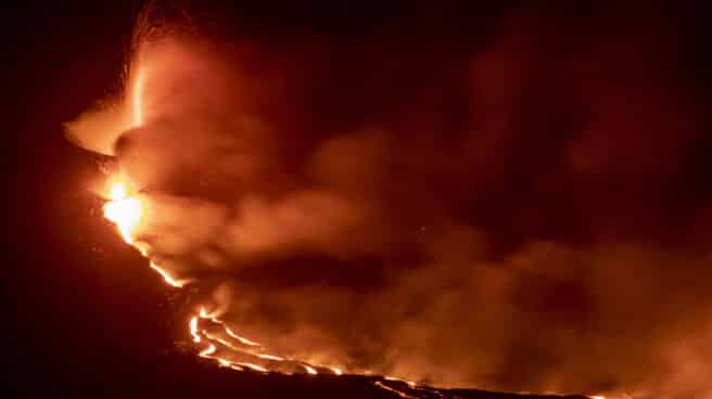 Aumenta la actividad explosiva del volcán de La Palma y no se descarta la aparición de nuevas bocas