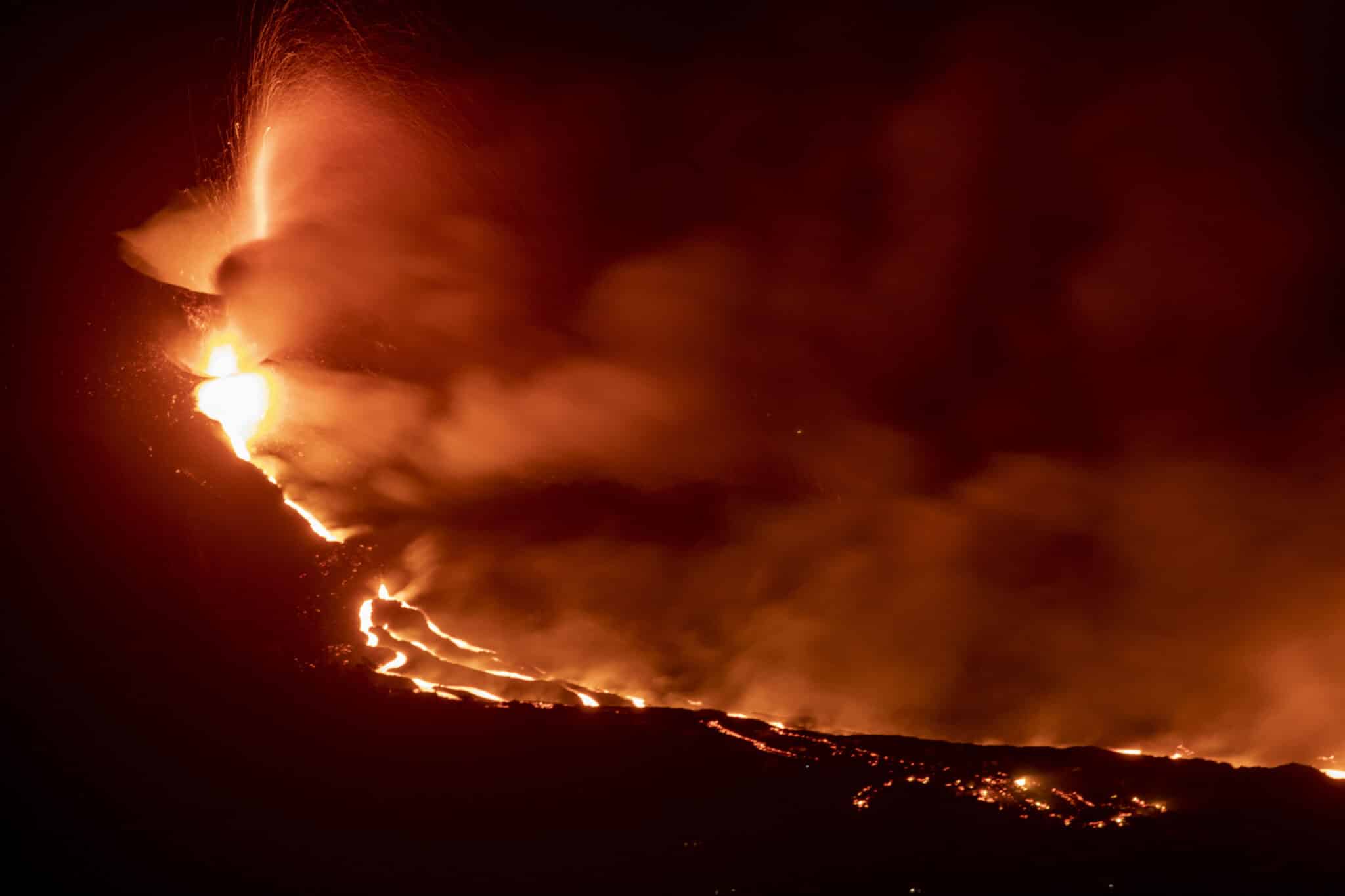Aumenta la actividad explosiva del volcán de La Palma y no se descarta la aparición de nuevas bocas