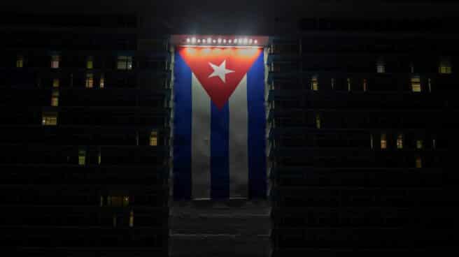 Una bandera de Cuba cuelga del hotel Habana LIbre en la capital de la isla