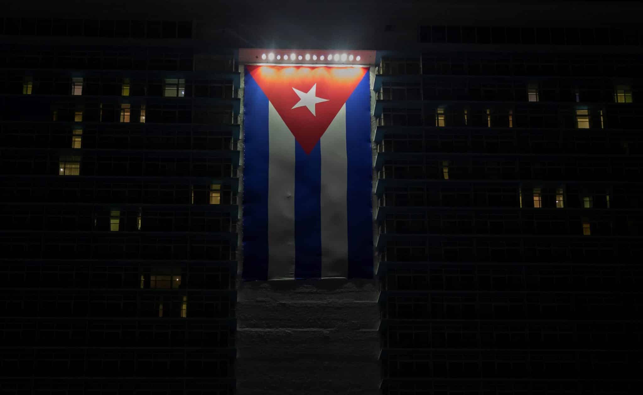 Una bandera de Cuba cuelga del hotel Habana LIbre en la capital de la isla